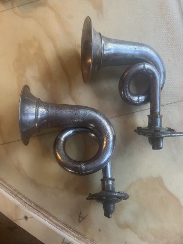 Found out that these old truck horns run on vacuum
